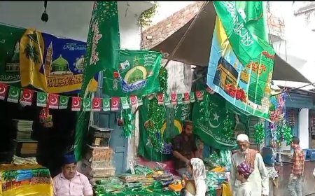 Sambhal: ईद मिलादुन्नबी को लेकर इस्लामिक झंडों की खूब हो रही बिक्री