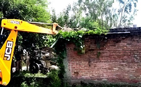 Hardoi: Aman Murder Case-मुख्य आरोपी रिजवान के मकान की दीवार पर चला बुलडोजर