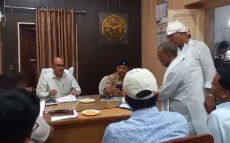 Ballia News: फेफना बलिया में एक्सप्रेस ट्रेनों की ठहराव को लेकर अंनशन जारी।