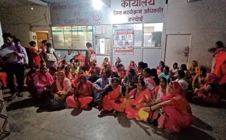 Hardoi News: आंगनबाड़ी कार्यकर्ताओं ने घेरा जिला कार्यक्रम अधिकारी कार्यालय। 