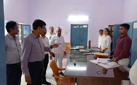 Hardoi News: व्यवस्थित आवास पत्रावली न मिलने पर डीएम ने जताई नाराजगी, बीडीओ व पटल सहायक को लगाई कड़ी फटकार। 