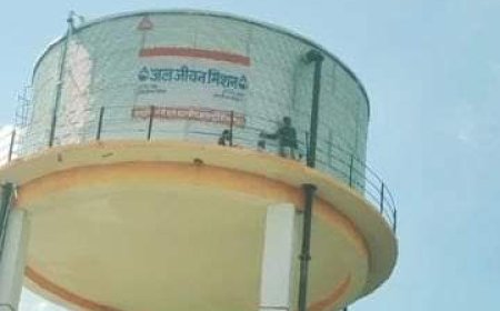 Hardoi News: पानी की टंकी पर चढ़े 4 किसान आत्महत्या करने की दे रहे धमकी, मांगों को लेकर प्रदर्शन, पुलिस समझाने में जुटी। 