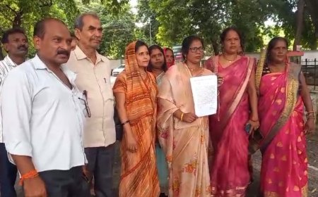 Ballia News: उत्पीड़न को लेकर रसोईया संघ का जिलाधिकारी कार्यालय पर प्रदर्शन। 