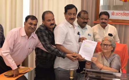 Kanpur News: महापौर प्रमिला पांडेय से मिलकर आउटसोर्सिंग के कर्मचारियों के वेतन भुगतान की मांग। 