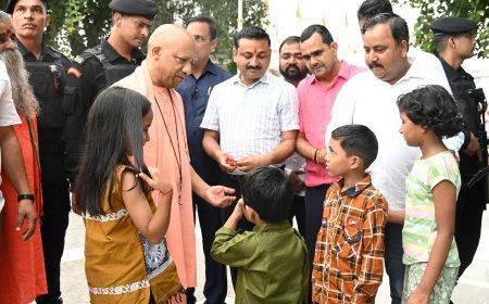 Gorakhpur: CM Yogi distributed sweetness by giving chocolates to children