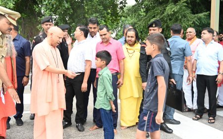 Gorakhpur : सीएम योगी ने बच्चों को चाकलेट देकर बांटी मिठास