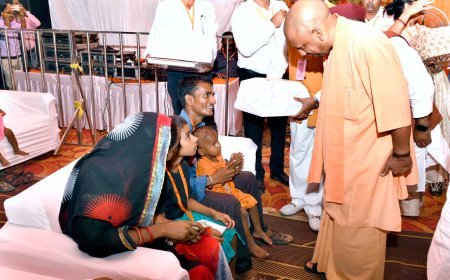 सीएम योगी आदित्यनाथ ने भेड़ियों के हमले में मारे गए लोगों के परिवार वालों से मुलाकात की, बच्चों को दुलारा