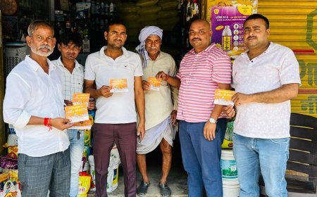 Hardoi News: भाजपा नेता मुकुल सिंह आशा ने व्यापारियों को दिलाई भाजपा की सदस्यता।