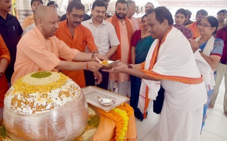 Varanasi News: सीएम योगी ने प्रसाद के रूप में वितरित किया 74 किलो का लड्डू।