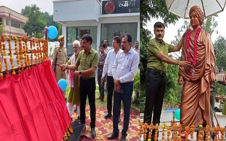 Hardoi News: जिलाधिकारी ने किया स्वामी विवेकानंद की मूर्ति का अनावरण। 