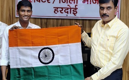 Hardoi News: एक बार पुनः देश का तिरंगा फहराएंगे पर्वतारोही अभिनीत - डीएम एमपी सिंह 