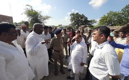 Barabanki News: प्रभारी मंत्री ने बाढ़ प्रभावित गांवों का किया दौरा, बाँटी राहत सामग्री।