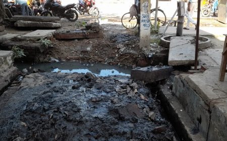 Hathras News: रास्ते में से नाले की सिल्ट न हटाने से लोग परेशान। 