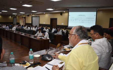 आवास योजनाओं, बिजली बिल की गलत रीडिंग आदि को लेकर नाराज दिखे प्रभारी मंत्री सुरेश खन्ना