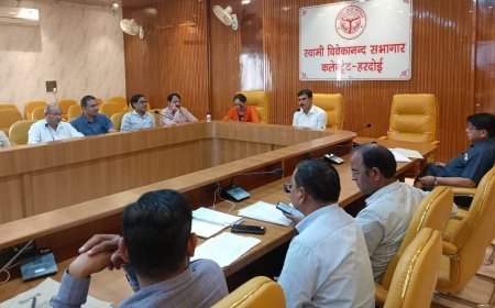 Hardoi News: जिलाधिकारी ने की सीएम डैशबोर्ड की प्रगति की समीक्षा। 