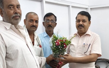 Hardoi News: नवनियुक्त जिलापूर्ति अधिकारी से आदर्श कोटेदार उपभोक्ता वेलफेयर एसोसिएशन ने की शिष्टाचार भेंट। 