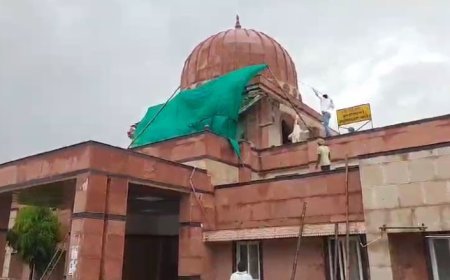 Ballia Railway Station: अचानक टूट कर गिरा बलिया रेलवे स्टेशन के मुख्य गेट के गुंबद का छज्जा। 