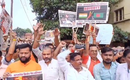 Kanpur News: विश्व हिंदू परिषद और बजरंग दल ने टेस्ट मैच का किया विरोध, बाय काट बांग्लादेश क्रिकेट के नारे लगाए। 