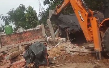 Hardoi: सरकारी जमीन पर हुए अवैध कब्जे को लेकर चला बुलडोजर