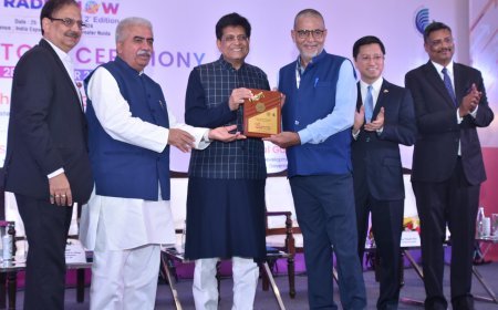 Union Minister praises Yogi government at UP International Trade Show