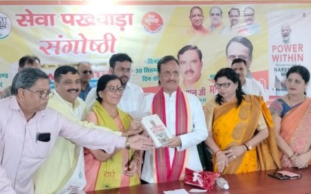 Kanpur: पूर्व डिप्टी सीएम दिनेश शर्मा ने पीएम पर लिखी पुस्तक का किया विमोचन