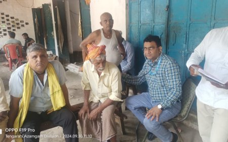Ballia: बाढ़ प्रभावित लोगों का किया गया स्वास्थ्य परीक्षण, आवश्यक दवाओं, क्लोरीन व ब्लीचिंग पाउडर का किया गया वितरण 