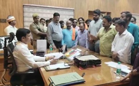 Hardoi: ब्रम्हदेव का स्थान क्षतिग्रस्त होने पर हनुमान चालीसा का पाठ कर जताया विरोध, पुनर्निर्माण को लेकर डीएम को सौंपा ज्ञापन