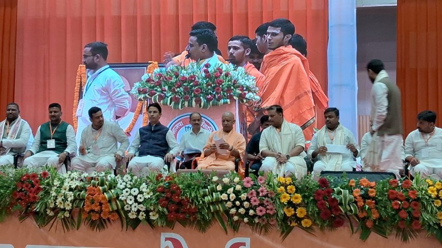 पहली बार सम्पूर्णानन्द संस्कृत विश्वविद्यालय पहुंचे सीएम योगी, पौराणिक पांडुलिपियों को देख हुए भाव विभोर