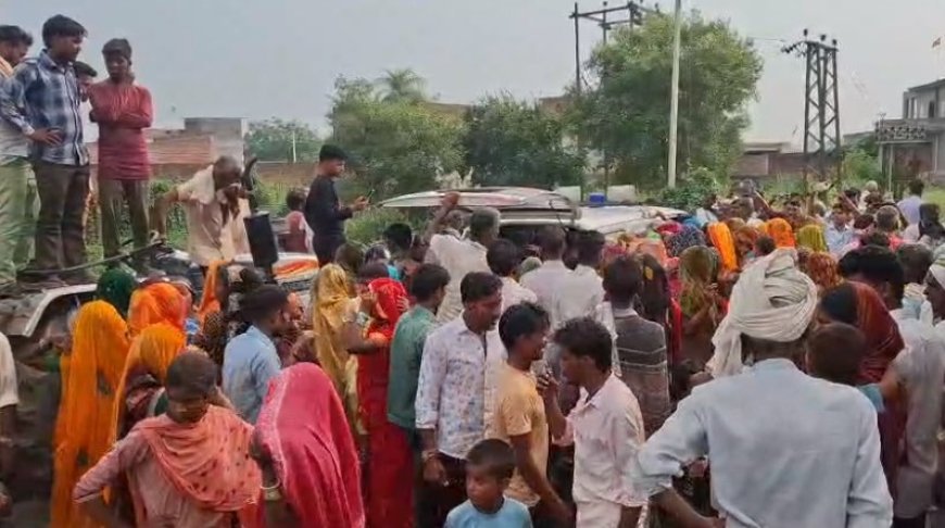 सम्भल आईएनए न्यूज़: लाइनमैन की मौत से गुस्साए लोगों ने किया बिजलीघर का घेराव ।