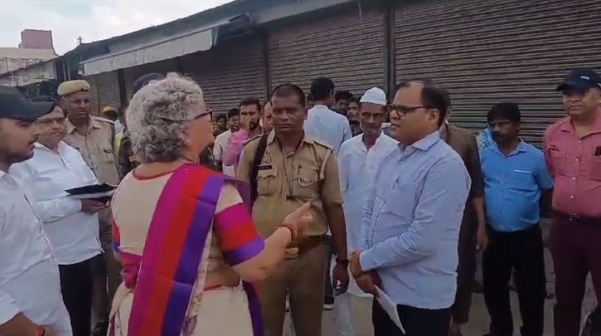 कानपुर आईएनए न्यूज़: परेड ग्राउंड के बाहर फुटपाथ 6मीटर का सड़क 7 मीटर की, महापौर की गाड़ी एक्सीडेंट होते बचा। 