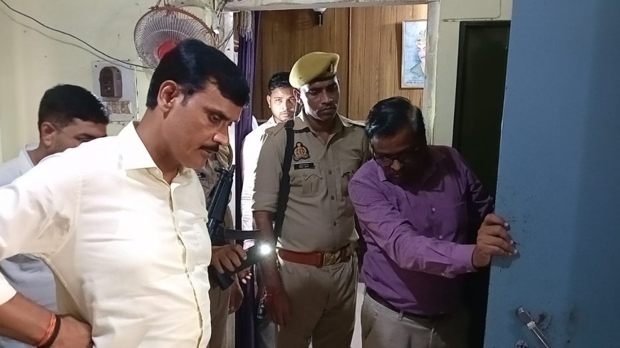 हरदोई: कूड़े में मिलीं लोगों की उम्मीदों की फाइलें, डीएम बिफरे...