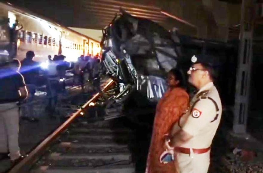 Kanpur हादसा: तेज रफ्तार ट्रक 40 फिट ऊपर से रेलवे ट्रैक पर गिरा, चालक की मौत