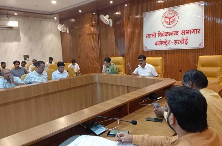 Hardoi News : जिलाधिकारी ने खण्ड विकास अधिकारी कछौना को लगाई कड़ी फटकार, टेंडरिंग में लापरवाही करने पर बीडीओ को चेतावनी जारी करने के निर्देश। 