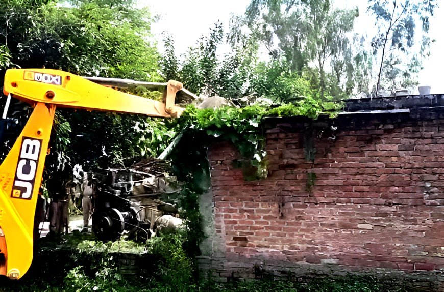 Hardoi: Aman Murder Case-मुख्य आरोपी रिजवान के मकान की दीवार पर चला बुलडोजर