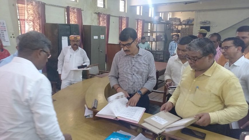 Hardoi News: बिलग्राम तहसील के अंदर घूरा देखकर भड़के डीएम, जताई कड़ी नाराजगी। 