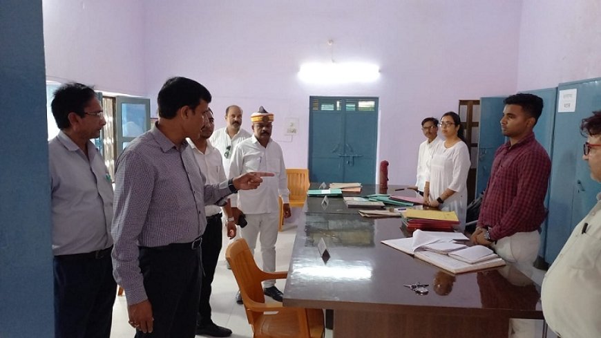 Hardoi News: व्यवस्थित आवास पत्रावली न मिलने पर डीएम ने जताई नाराजगी, बीडीओ व पटल सहायक को लगाई कड़ी फटकार। 