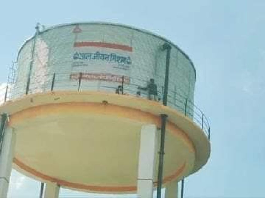 Hardoi News: पानी की टंकी पर चढ़े 4 किसान आत्महत्या करने की दे रहे धमकी, मांगों को लेकर प्रदर्शन, पुलिस समझाने में जुटी। 