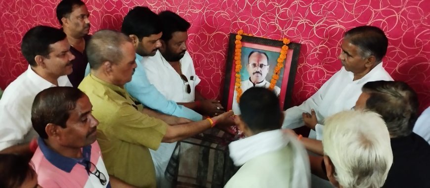 Hardoi: आप और हम चेतना मंच के संस्थापक/अध्यक्ष ठा. सर्वाधार सिंह की पुण्यतिथि पर वृद्धाश्रम में बुजुर्गों को फल बांटे