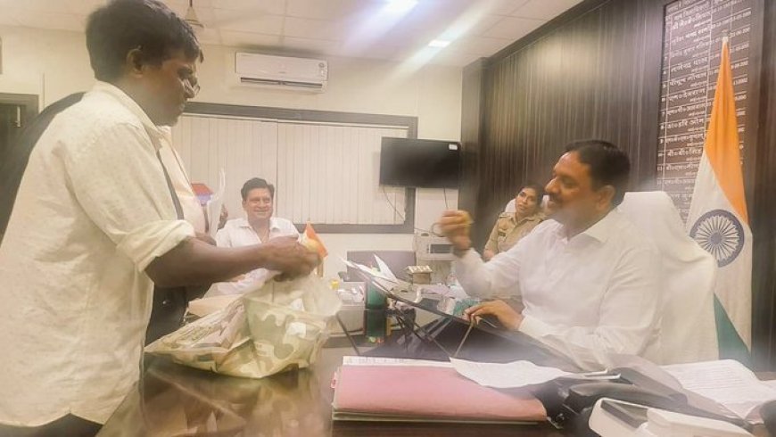 Auraiya News: औरैया डीएम ने जीता सभी का दिल- मजदूर का पराठा खाकर कराया समस्या का समाधान। 