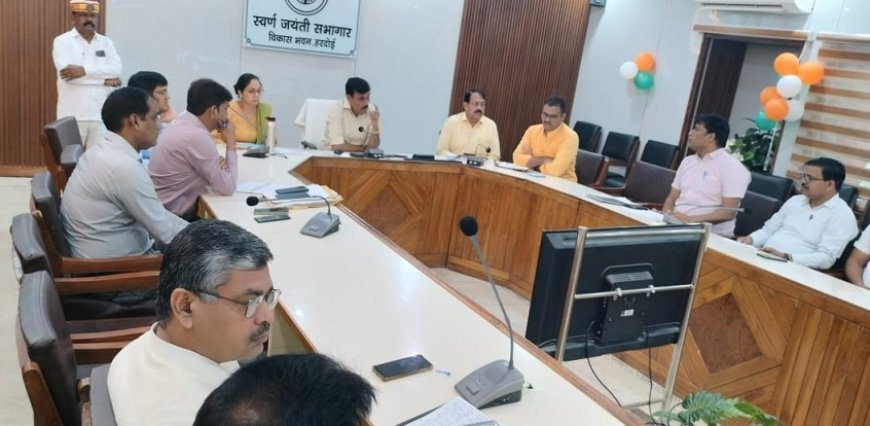 Hardoi News: जिलाधिकारी ने की बीडीओ व पंचायत सचिवों के प्रतिनिधियों से बात।