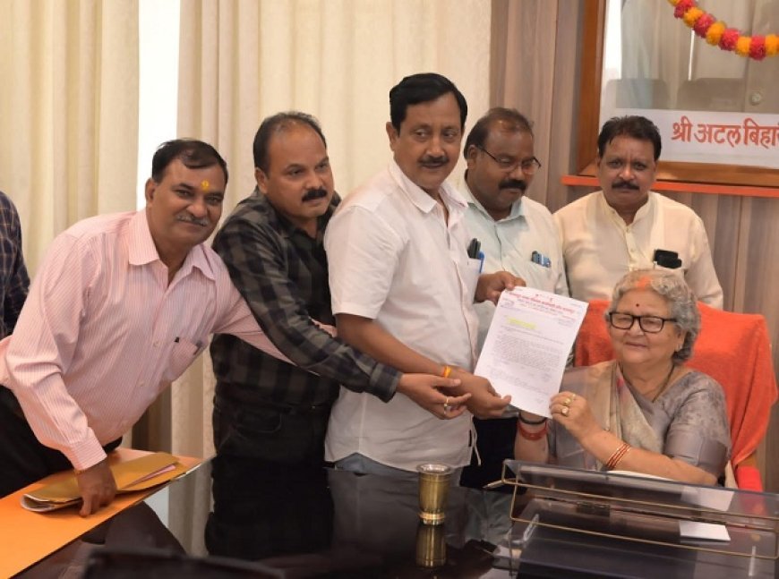 Kanpur News: महापौर प्रमिला पांडेय से मिलकर आउटसोर्सिंग के कर्मचारियों के वेतन भुगतान की मांग। 