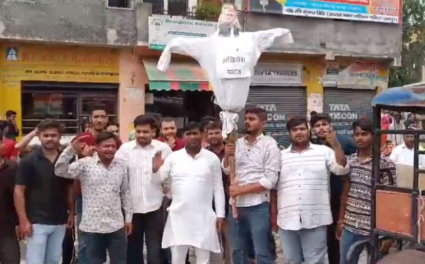 Bijnor News: अखिलेश यादव का पुतला फूंका। 