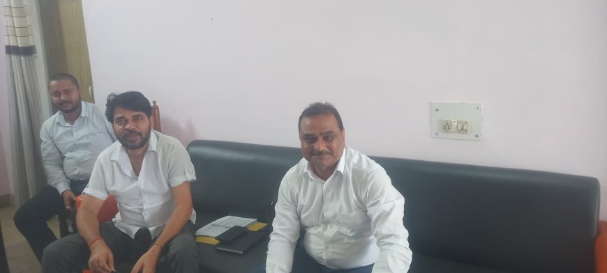 Gonda: घाघरा नदी का डिस्चार्ज रेट बढने पर गोण्डा पहुंचे अधिकारी, अभियंताओं को एलर्ट रहने के निर्देश