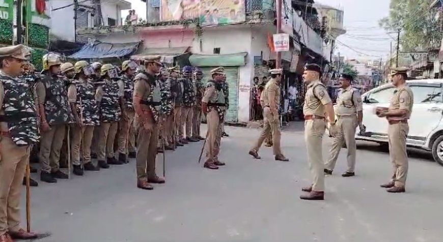 Sambhal News: आगामी त्योहारों के मद्देनजर पुलिस प्रशासन द्वारा फ्लैग मार्च का आयोजन।