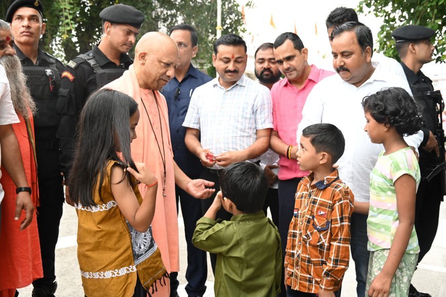 Gorakhpur: CM Yogi distributed sweetness by giving chocolates to children