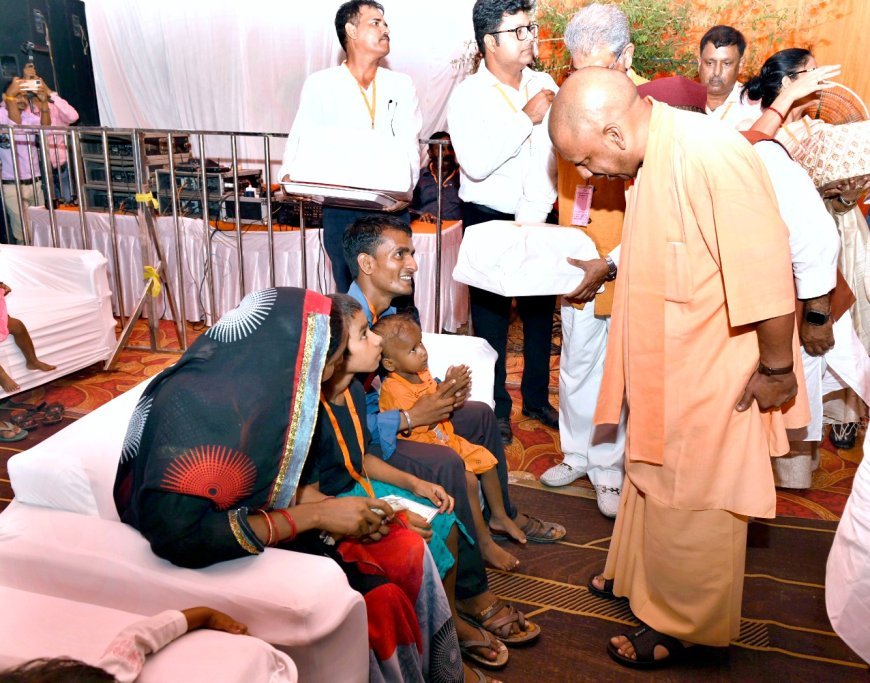 सीएम योगी आदित्यनाथ ने भेड़ियों के हमले में मारे गए लोगों के परिवार वालों से मुलाकात की, बच्चों को दुलारा