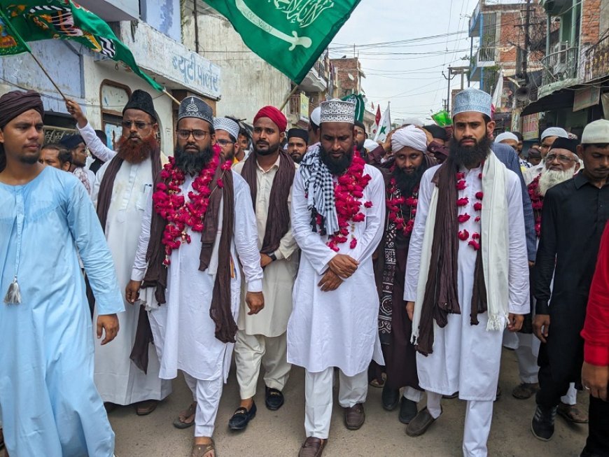 Kanpur News: ओमपुरवा बड़ी मस्जिद मदरसा ताजुल उलूम महताबिया से निकला जुलूसे मोहम्मदी सल्लल्लाहो ताला अलैहि वसल्लम। 