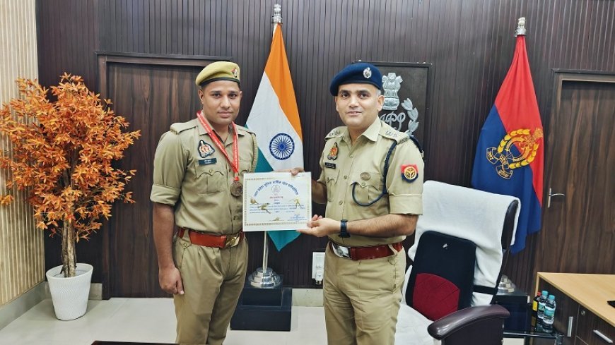 Hardoi News: 62वीं खेल प्रतियोगिता में द्वितीय स्थान प्राप्त करने वाले आरक्षी को एसपी ने किया सम्मानित। 
