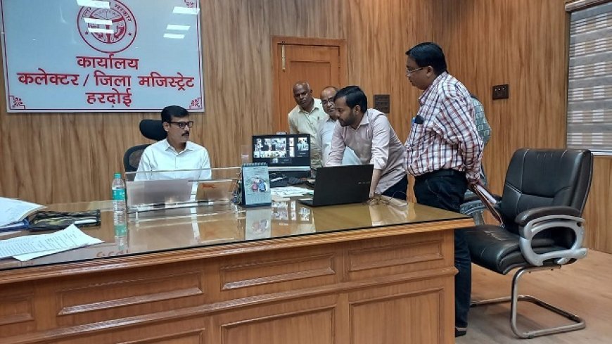 Hardoi News: जिलाधिकारी ने देखा शहीद उद्यान का विकास मॉडल। 