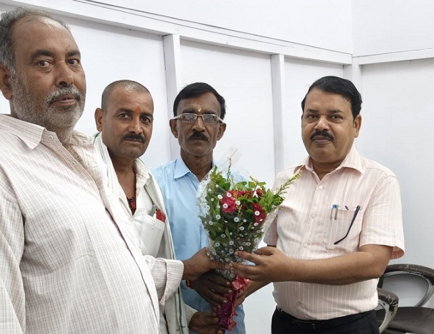 Hardoi News: नवनियुक्त जिलापूर्ति अधिकारी से आदर्श कोटेदार उपभोक्ता वेलफेयर एसोसिएशन ने की शिष्टाचार भेंट। 